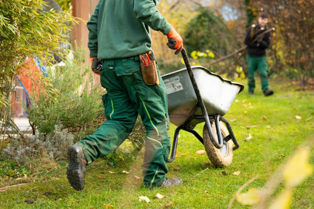 Landschaftspfleger bei der Arbeit mit Schubkarre in der gemeinnützigen gGmbH